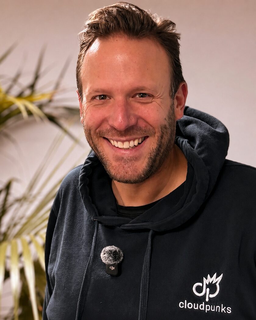 Michael Stingl, lächelnd, in einem cloudpunks-Hoodie